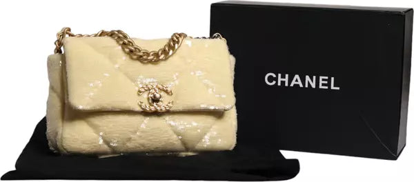 حقيبة متوسطة الحجم مطرزة بالترتر باللون الأصفر من سلسلة مبطنة