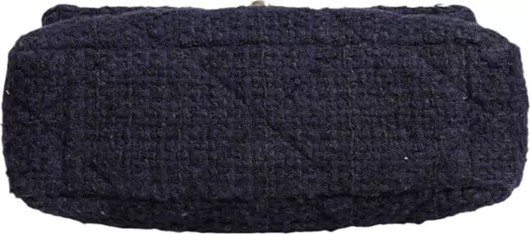 حقيبة كتف متوسطة الحجم من قماش التويد الأزرق الداكن مع سلسلة ذهبية رمادية اللون