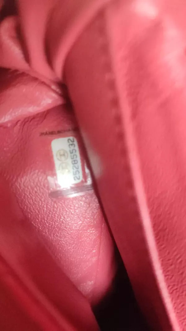 محفظة صغيرة من جلد الحمل الوردي مع سلسلة كتف