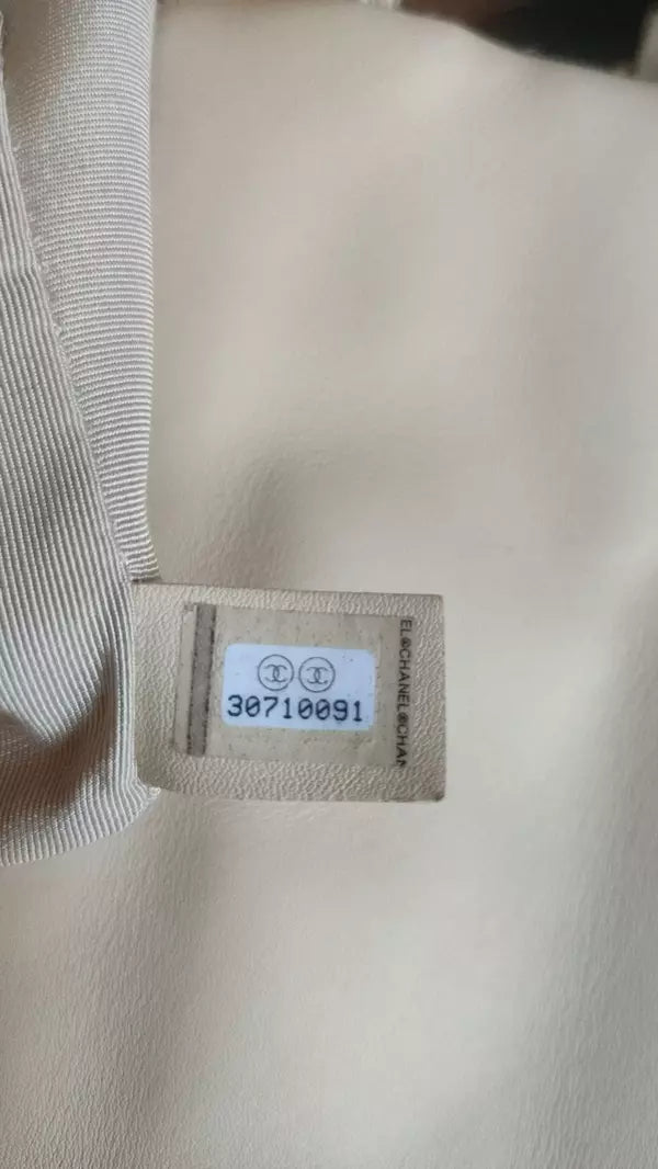 حقيبة متوسطة الحجم مطرزة بالترتر باللون الأصفر من سلسلة مبطنة