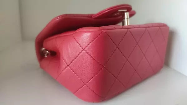 محفظة صغيرة من جلد الحمل الوردي مع سلسلة كتف