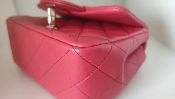 محفظة صغيرة من جلد الحمل الوردي مع سلسلة كتف