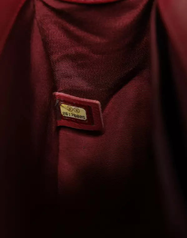 حقيبة كتف متوسطة الحجم من جلد الحمل الأحمر بسلسلة ذهبية مزدوجة