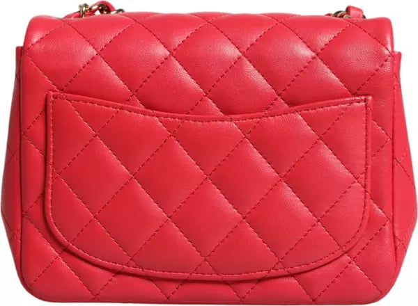 محفظة صغيرة من جلد الحمل الوردي مع سلسلة كتف