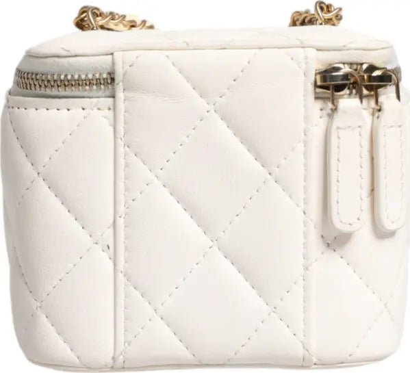 مرآة زينة من جلد الحمل الأبيض مع سلسلة ذهبية على الكتف