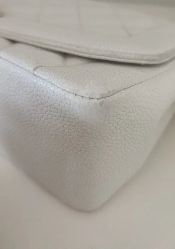 حقيبة كتف ديانا كلاسيكية متوسطة الحجم باللون الأبيض ومحفظة مطلية بالذهب