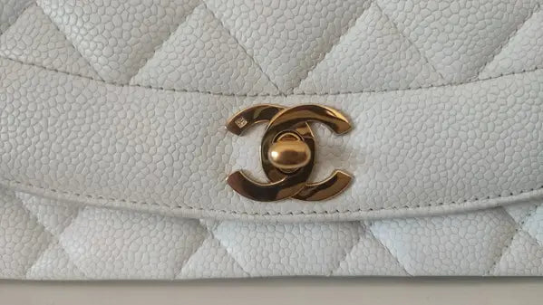 حقيبة كتف ديانا كلاسيكية متوسطة الحجم باللون الأبيض ومحفظة مطلية بالذهب