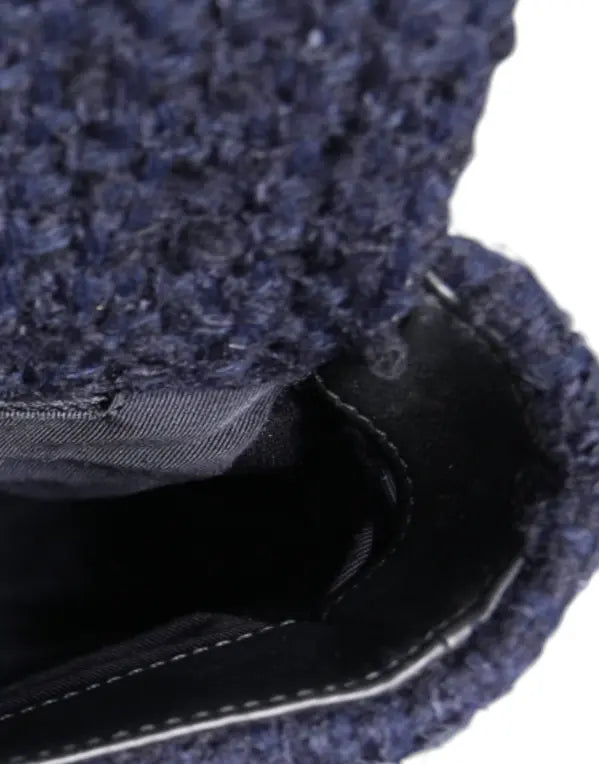 حقيبة كتف متوسطة الحجم من قماش التويد الأزرق الداكن مع سلسلة ذهبية رمادية اللون