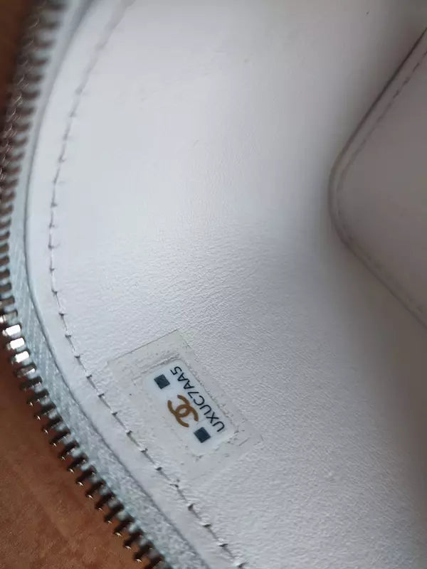 مرآة زينة من جلد الحمل الأبيض مع سلسلة ذهبية على الكتف