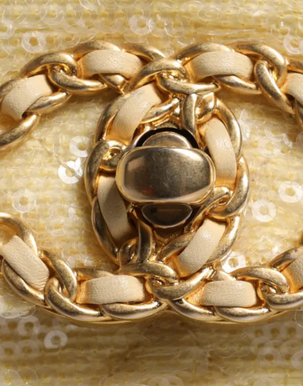 حقيبة متوسطة الحجم مطرزة بالترتر باللون الأصفر من سلسلة مبطنة