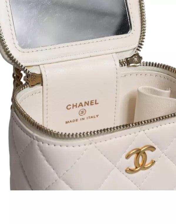 مرآة زينة من جلد الحمل الأبيض مع سلسلة ذهبية على الكتف