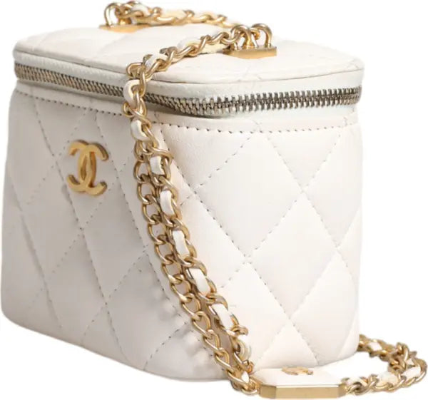 مرآة زينة من جلد الحمل الأبيض مع سلسلة ذهبية على الكتف