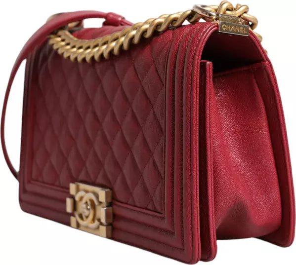 حقيبة كتف متوسطة الحجم من جلد الحمل الأحمر بسلسلة ذهبية مزدوجة