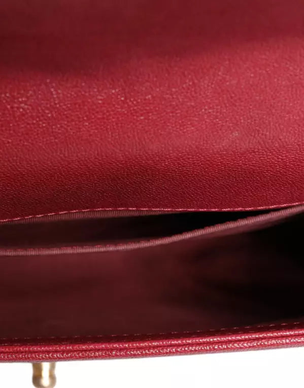 حقيبة كتف متوسطة الحجم من جلد الحمل الأحمر بسلسلة ذهبية مزدوجة