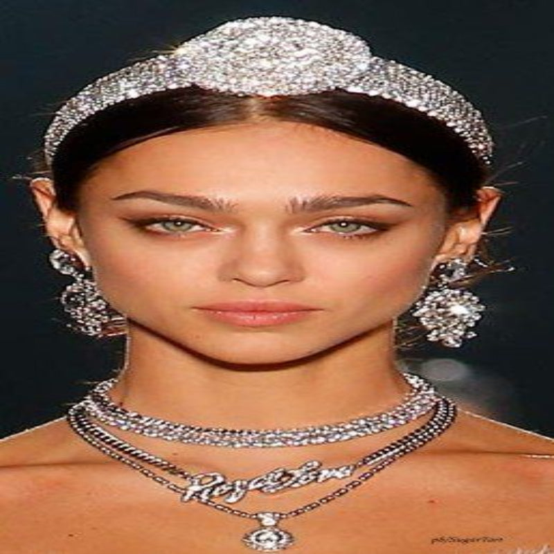 قلادة نسائية على شكل فيونكة من الكريستال الشفاف وسلسلة فضية 