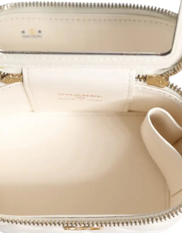 مرآة زينة من جلد الحمل الأبيض مع سلسلة ذهبية على الكتف