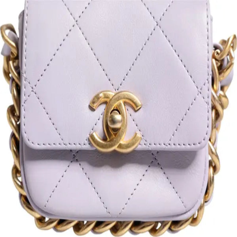 حقيبة كروس بودي صغيرة بإطار من جلد العجل المبطن باللون الأزرق مزودة بسلسلة قابلة للطي