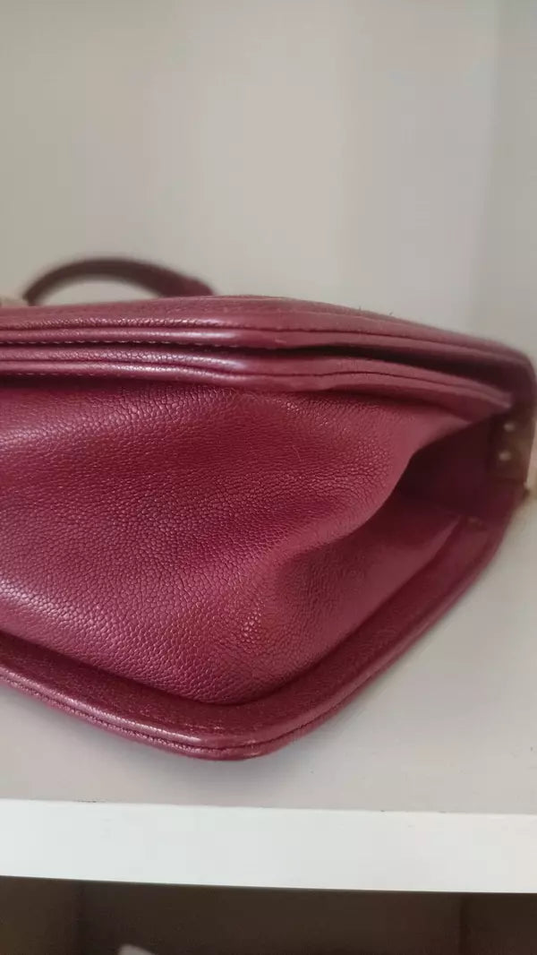 حقيبة كتف متوسطة الحجم من جلد الحمل الأحمر بسلسلة ذهبية مزدوجة