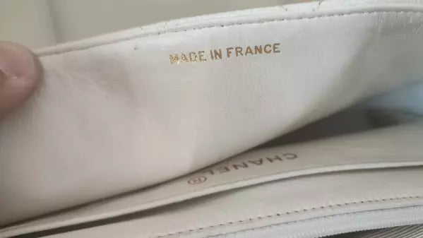 حقيبة كتف ديانا كلاسيكية متوسطة الحجم باللون الأبيض ومحفظة مطلية بالذهب