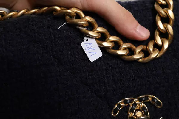 حقيبة كتف متوسطة الحجم من قماش التويد الأزرق الداكن مع سلسلة ذهبية رمادية اللون