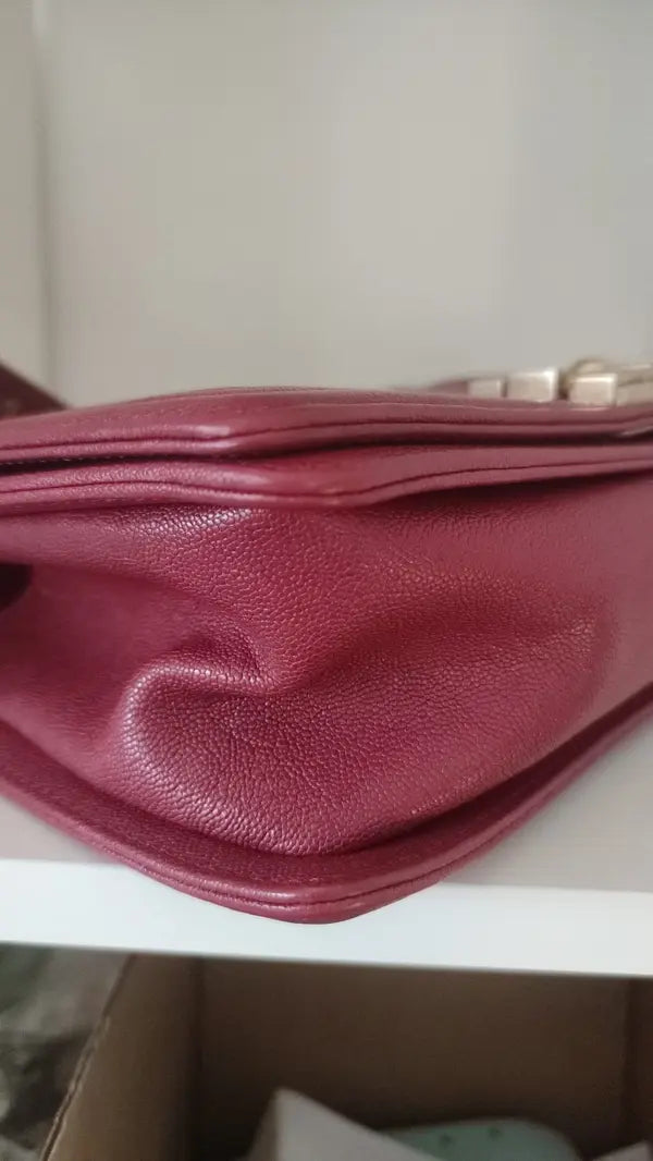 حقيبة كتف متوسطة الحجم من جلد الحمل الأحمر بسلسلة ذهبية مزدوجة