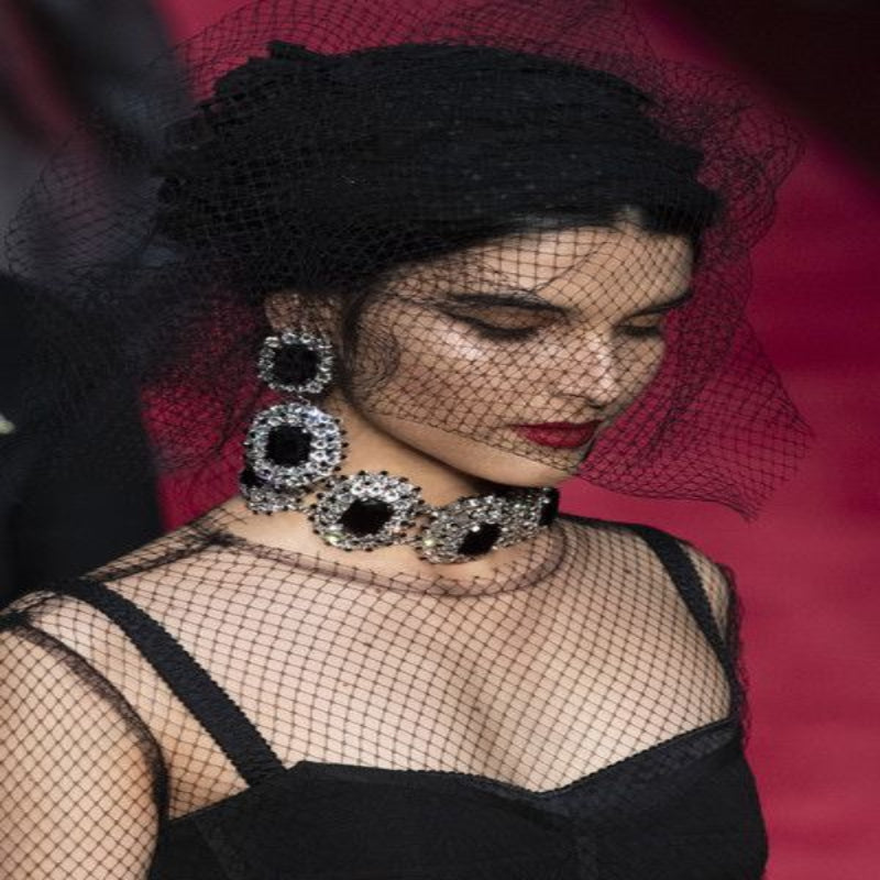 قلادة من الفضة مع سلسلة من الكريستال الشفاف الأسود