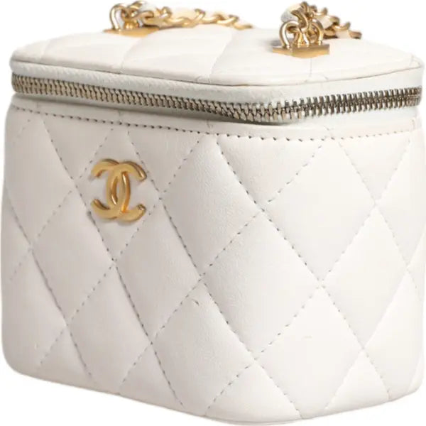 مرآة زينة من جلد الحمل الأبيض مع سلسلة ذهبية على الكتف