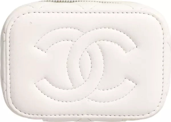 مرآة زينة من جلد الحمل الأبيض مع سلسلة ذهبية على الكتف