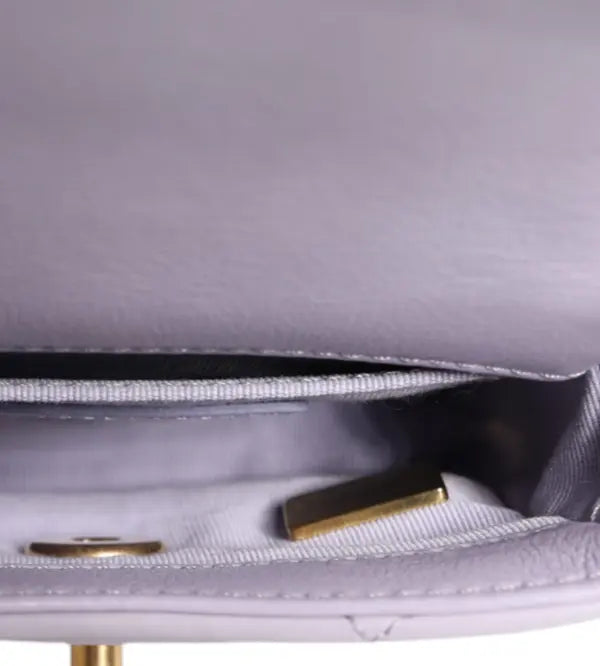 حقيبة كروس بودي صغيرة بإطار من جلد العجل المبطن باللون الأزرق مزودة بسلسلة قابلة للطي