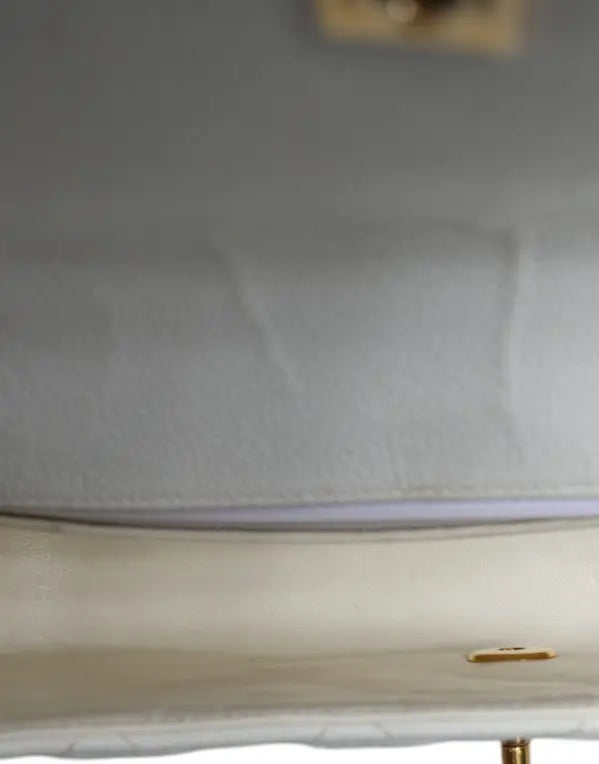 حقيبة كتف ديانا كلاسيكية متوسطة الحجم باللون الأبيض ومحفظة مطلية بالذهب