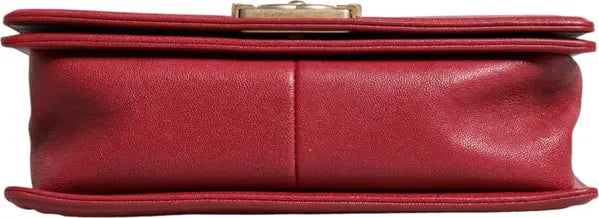 حقيبة كتف متوسطة الحجم من جلد الحمل الأحمر بسلسلة ذهبية مزدوجة