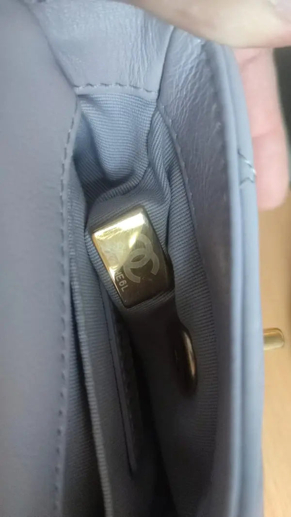 حقيبة كروس بودي صغيرة بإطار من جلد العجل المبطن باللون الأزرق مزودة بسلسلة قابلة للطي