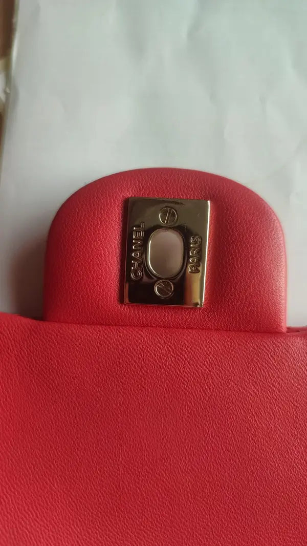 محفظة صغيرة من جلد الحمل الوردي مع سلسلة كتف