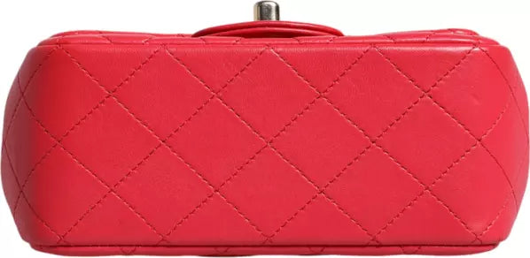 محفظة صغيرة من جلد الحمل الوردي مع سلسلة كتف