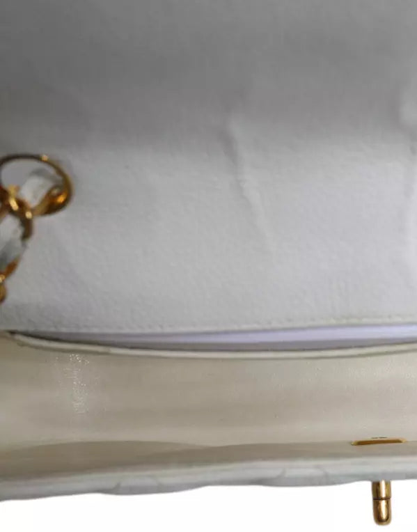 حقيبة كتف ديانا كلاسيكية متوسطة الحجم باللون الأبيض ومحفظة مطلية بالذهب