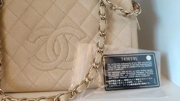 حقيبة يد جلدية من سلسلة كافيار دي كوكو باللون البيج