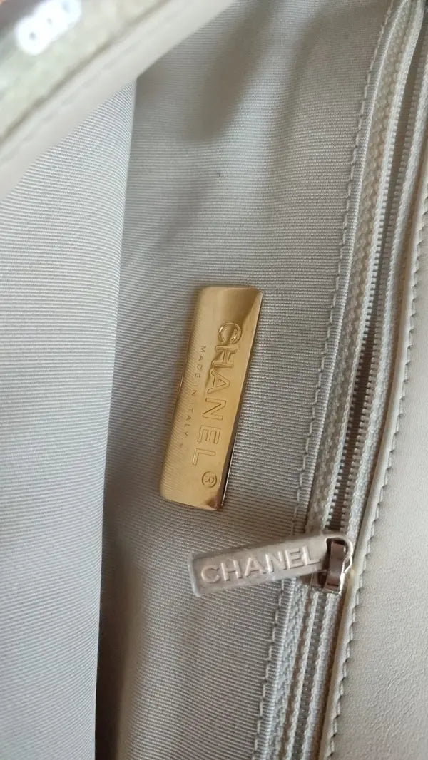 حقيبة متوسطة الحجم مطرزة بالترتر باللون الأصفر من سلسلة مبطنة