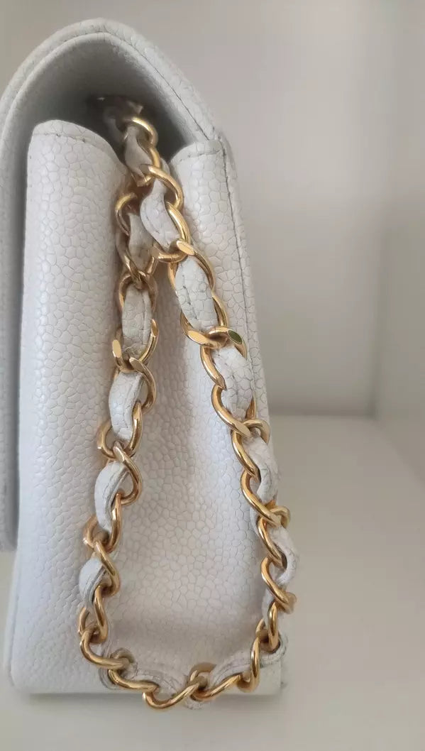 حقيبة كتف ديانا كلاسيكية متوسطة الحجم باللون الأبيض ومحفظة مطلية بالذهب