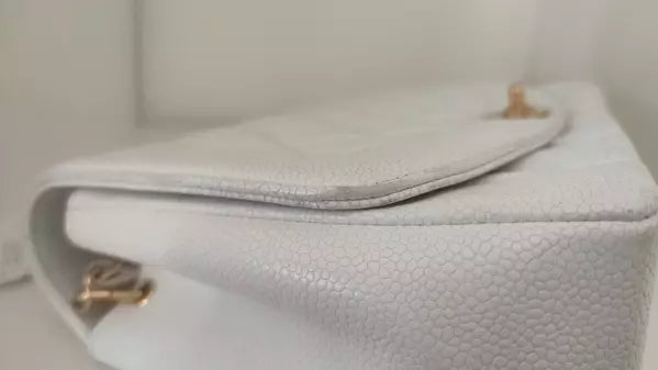 حقيبة كتف ديانا كلاسيكية متوسطة الحجم باللون الأبيض ومحفظة مطلية بالذهب