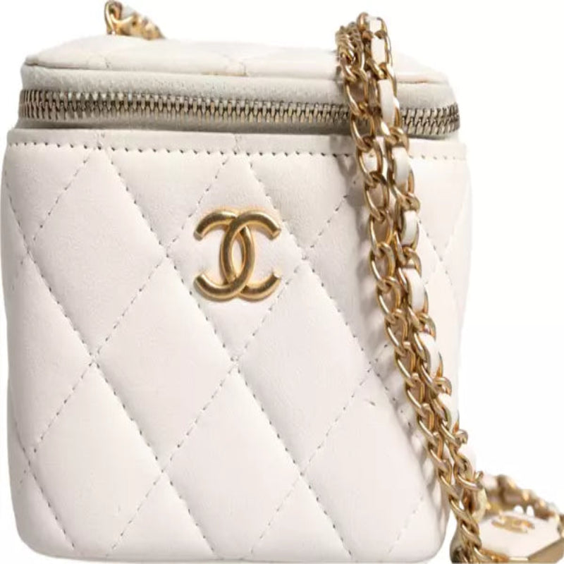 مرآة زينة من جلد الحمل الأبيض مع سلسلة ذهبية على الكتف