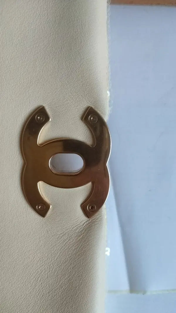 حقيبة متوسطة الحجم مطرزة بالترتر باللون الأصفر من سلسلة مبطنة