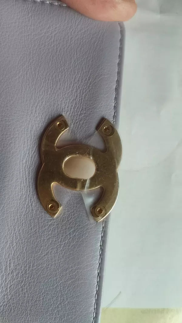 حقيبة كروس بودي صغيرة بإطار من جلد العجل المبطن باللون الأزرق مزودة بسلسلة قابلة للطي