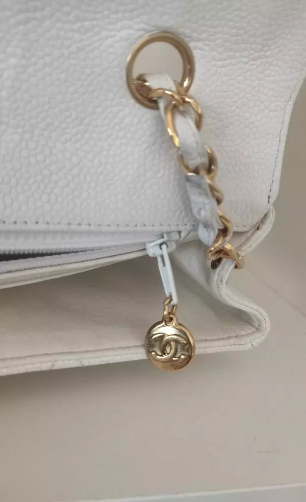 حقيبة كتف ديانا كلاسيكية متوسطة الحجم باللون الأبيض ومحفظة مطلية بالذهب