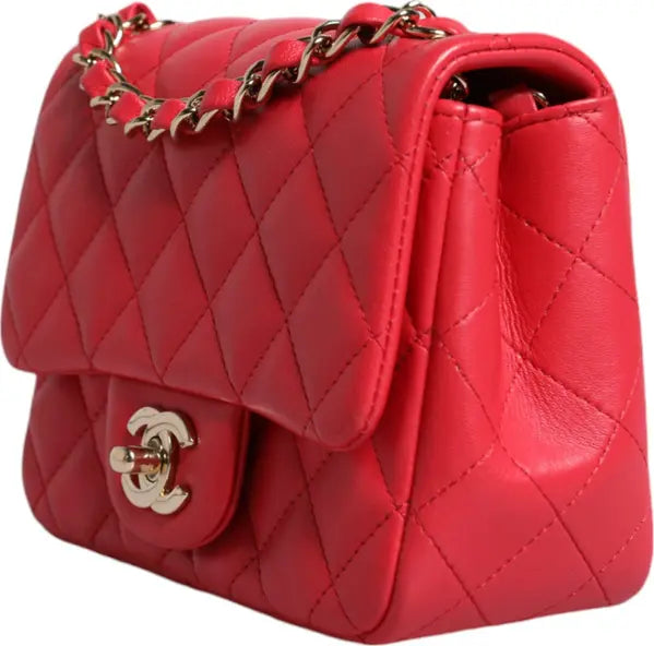 محفظة صغيرة من جلد الحمل الوردي مع سلسلة كتف