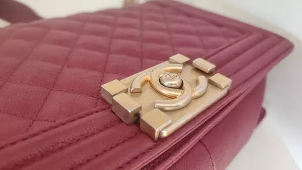 حقيبة كتف متوسطة الحجم من جلد الحمل الأحمر بسلسلة ذهبية مزدوجة