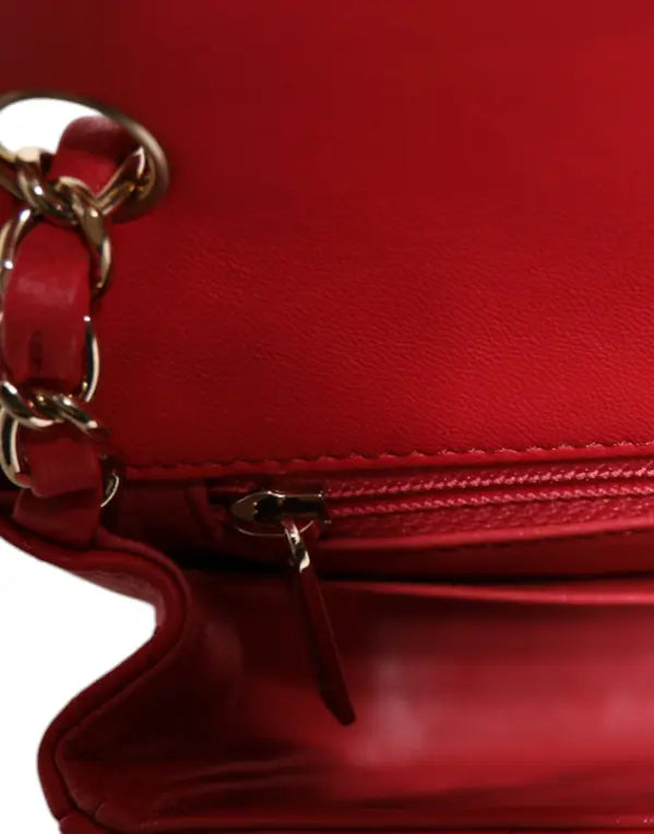 محفظة صغيرة من جلد الحمل الوردي مع سلسلة كتف