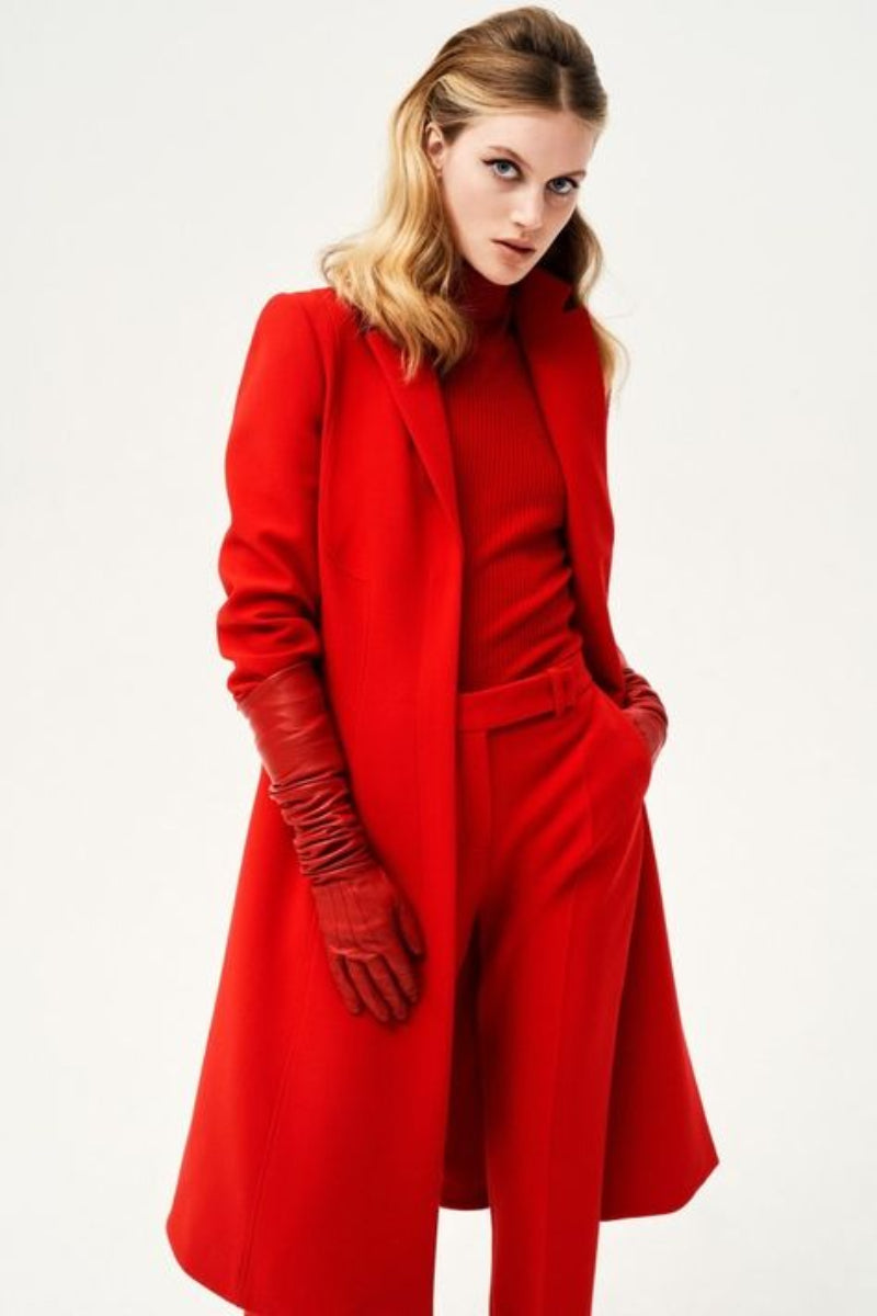 جاكيتات ومعاطف صوفية حمراء