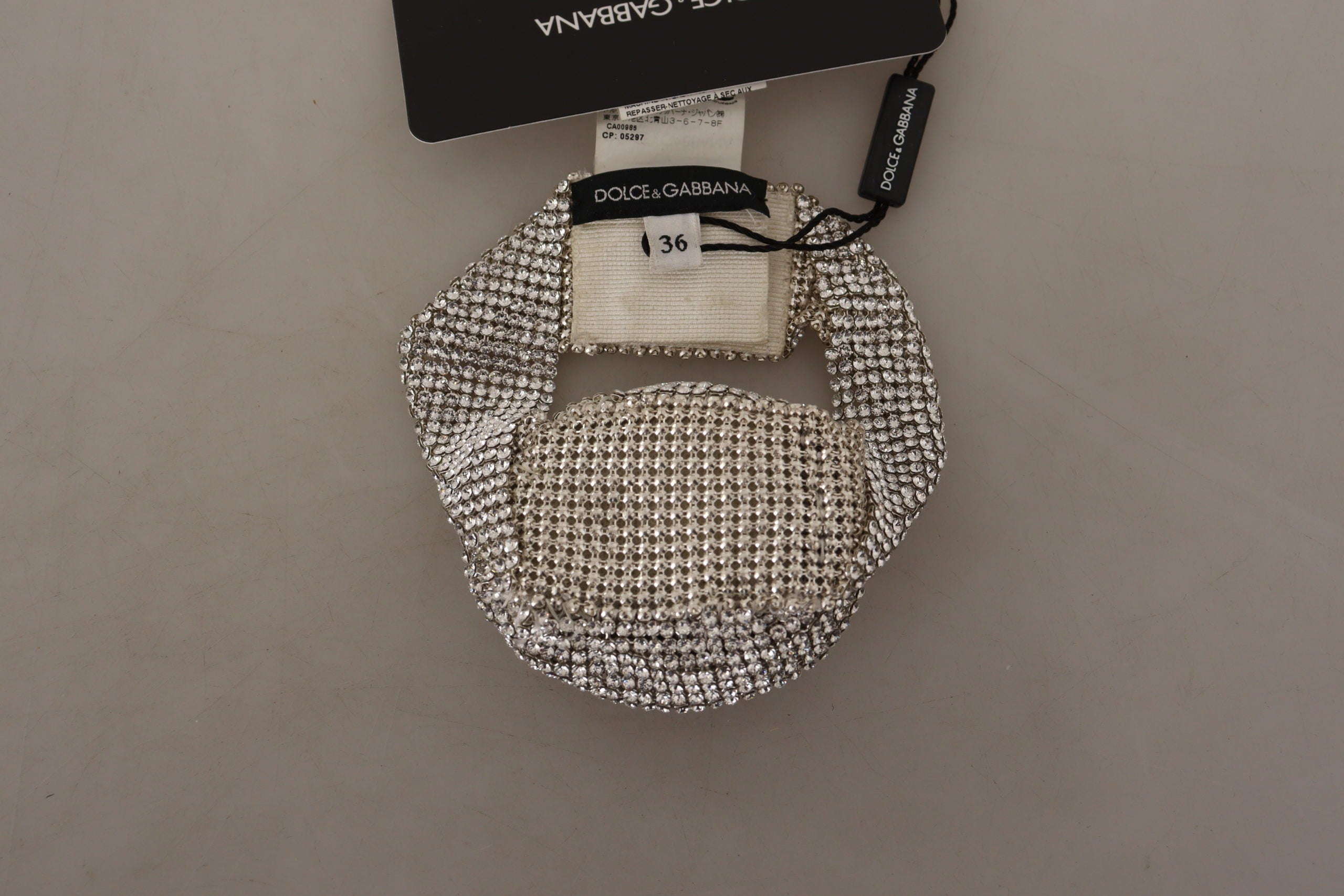 قلادة نسائية على شكل فيونكة من الكريستال الشفاف وسلسلة فضية 